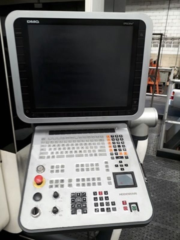 Centro de Usinagem Vertical DMG DECKEL-MAHO DMU-210P 5 eixos