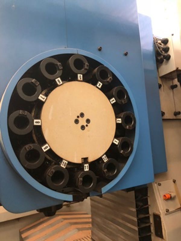 Centro de Usinagem Vertical Duplo Pallet HYUNDAI SPT-V500D