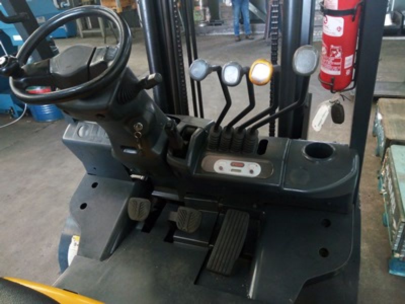 Empilhadeira TCM Modelo FG25T3