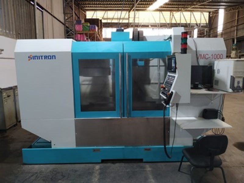 Centro de Usinagem Vertical SINITRON VMC1000