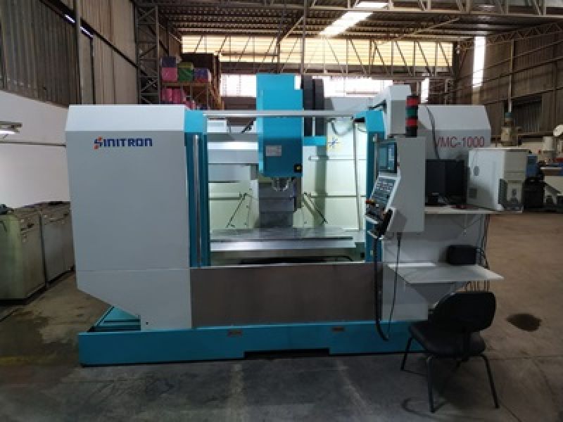 Centro de Usinagem Vertical SINITRON VMC1000