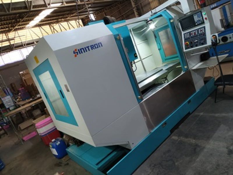 Centro de Usinagem Vertical SINITRON VMC1000