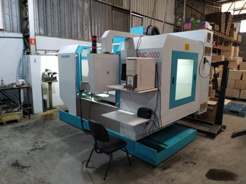 Centro de Usinagem Vertical SINITRON VMC1000
