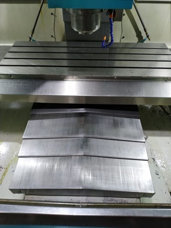 Centro de Usinagem Vertical SINITRON VMC1000