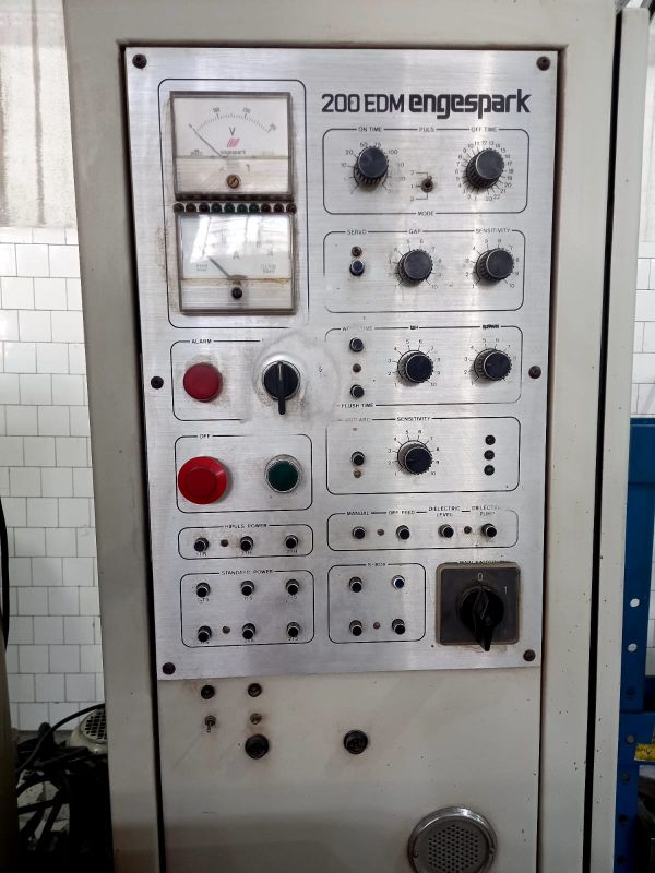 Eletroerosão por Penetração ENGESPARK EDM-200 MXE