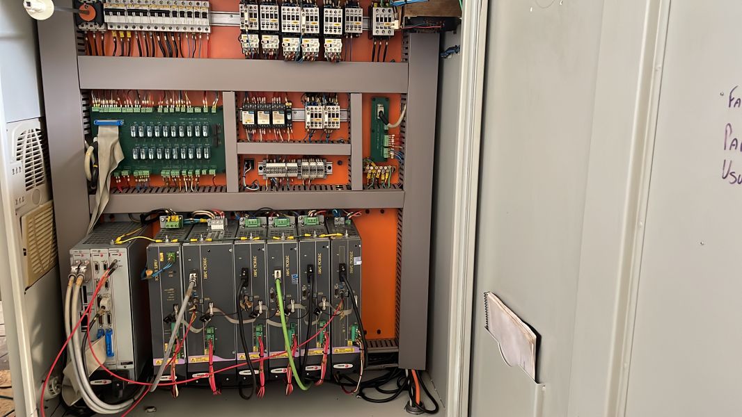 Centro de Usinagem Vertical TRAVIS M1000
