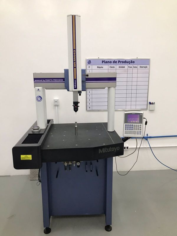 Tridimensional MITUTOYO BR-M443 com painel QM-DATA