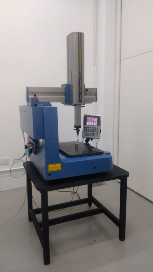 Tridimensional MITUTOYO QM-M353 com painel QM-DATA