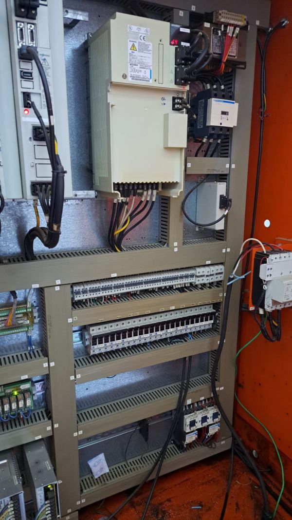 Centro de Usinagem Vertical SINITRON VMC1500