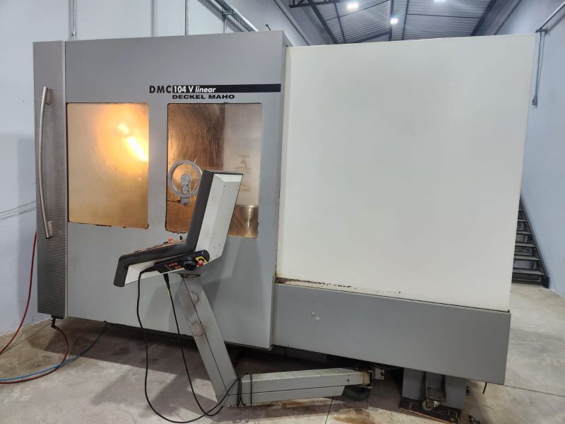 Centro de Usinagem Vertical DECKEL MAHO DMC 104V LINEAR