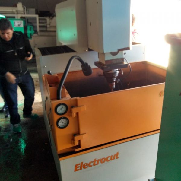 Eletroerosão por Penetração ZNC com Orbital ELETROCUT AF10