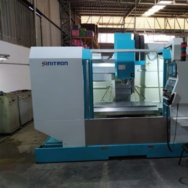 Centro de Usinagem Vertical SINITRON VMC1000