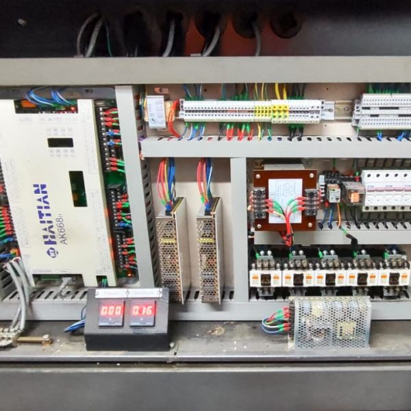 Injetora de Plástico HAITIAN TIANJIAN PLUTÃO PL2000/770